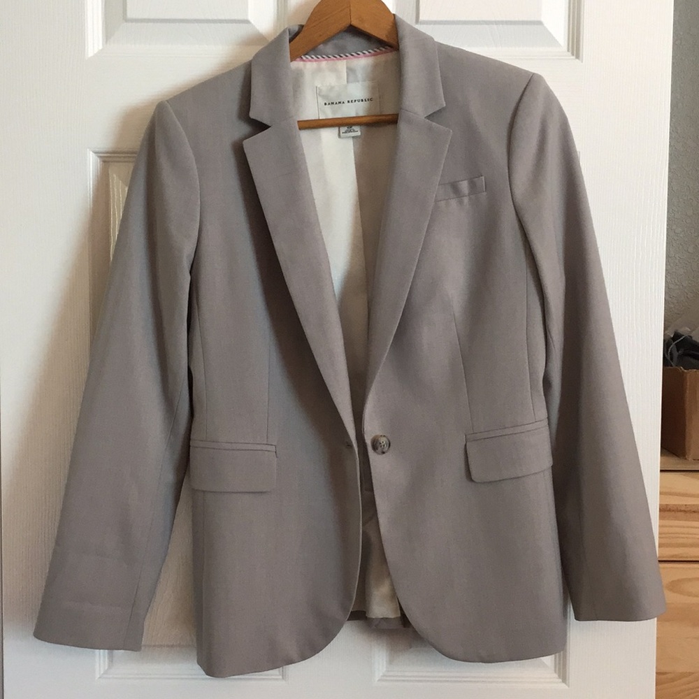 Lightweight wool blazer